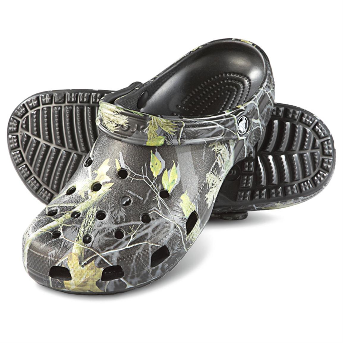 Men's Crocs Classic Clogs, Realtree AP / Black - 582178, Casual Shoes ...
