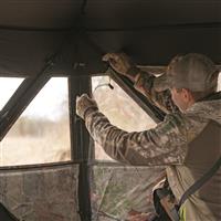 11 zipperless windows with shoot-through mesh for noise-free adjustments