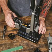 Adjustable angle from 15º to 30º with digital angle indicator