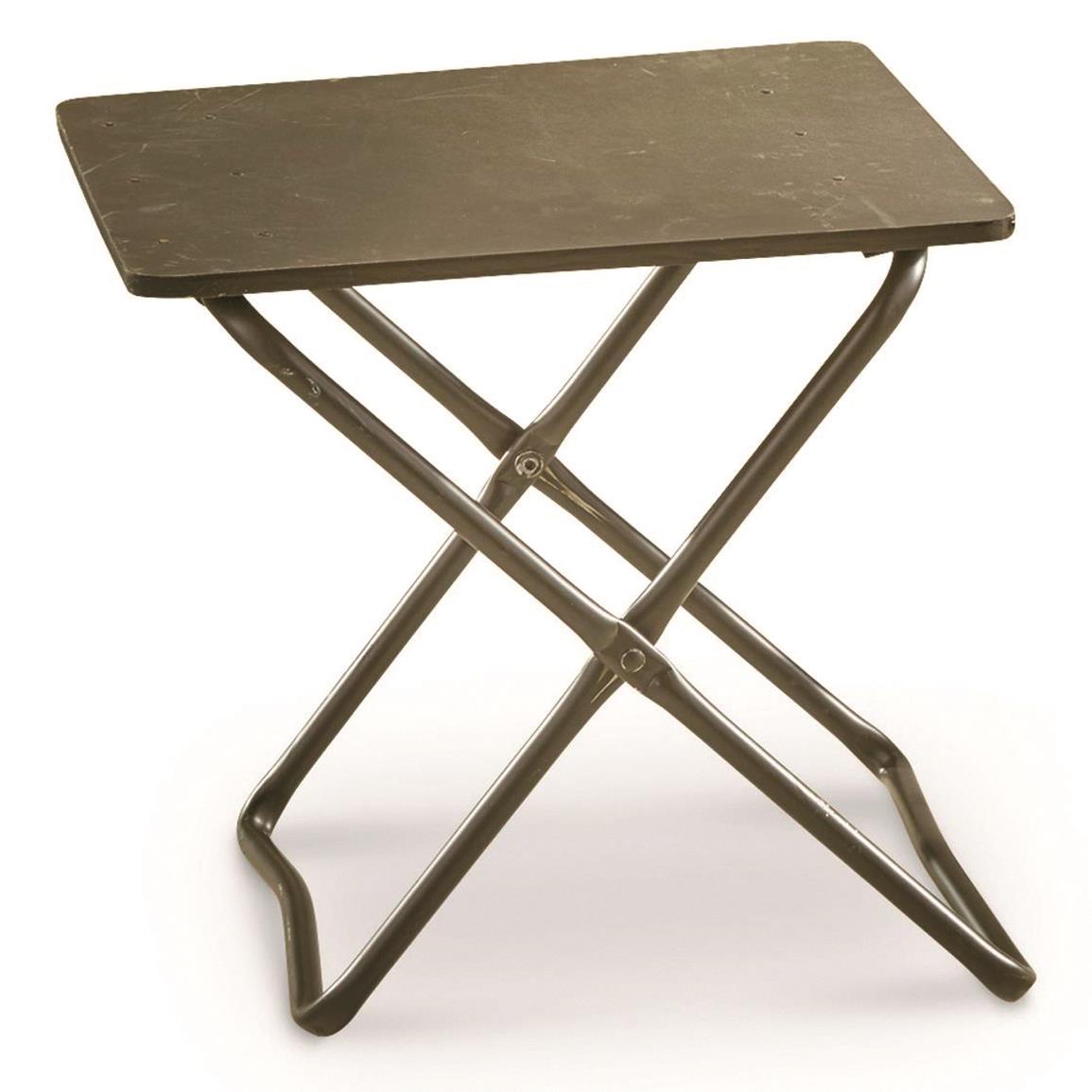 Compact stool or folding chair with deployed criss-cross legs